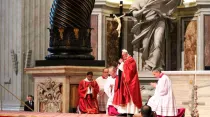 El Papa Francisco en la celebración de la Pasión del Señor el Viernes Santo de 2016. Foto: Martha Calderon (ACI Prensa)