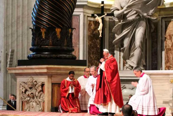 Papa Francisco: El camino a la santidad pasa por la cruz
