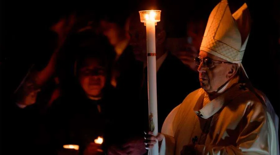 Imagen referencial. El Papa Francisco en vigilia pascual de 2018. Foto: Daniel Ibáñez / ACI Prensa