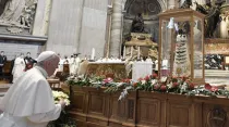 Papa Francisco reza ante imagen de la Virgen de Loreto. Foto: Vatican Media