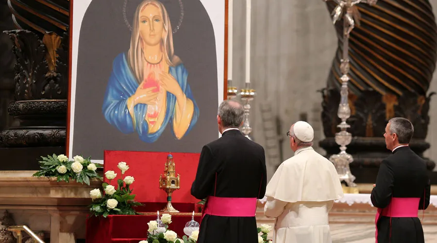 El Papa Francisco reza en la Basílica de San Pedro ante una imagen de la Virgen María. Foto: Daniel Ibáñez (ACI Prensa)?w=200&h=150