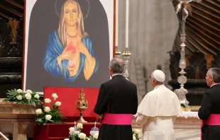 El Papa Francisco reza en la Basu00edlica de San Pedro ante una imagen de la Virgen Maru00eda. Foto: Daniel Ibu00e1u00f1ez (ACI Prensa) 