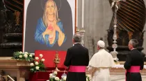 El Papa Francisco reza en la Basílica de San Pedro ante una imagen de la Virgen María. Foto: Daniel Ibáñez (ACI Prensa)