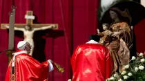 El Papa inciensa la imagen mariana presente en la Misa de Domingo de Ramos hoy en el Vaticano. Foto: Daniel Ibáñez (ACI Prensa)