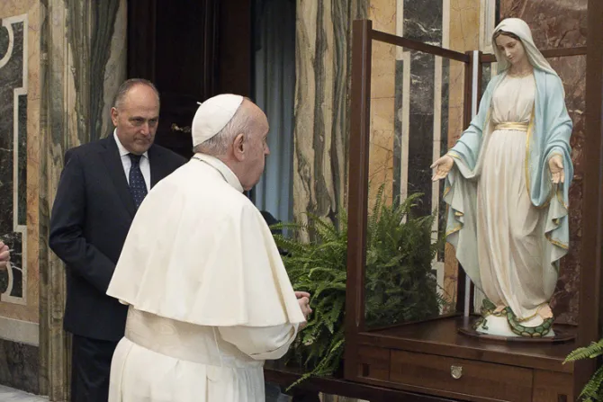 Papa Francisco bendice imagen de la Virgen de la Medalla Milagrosa