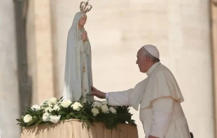 Imagen referencial. Papa Francisco reza ante Virgen de Fu00e1tima. Foto: Daniel Ibu00e1u00f1ez / ACI Prensa 