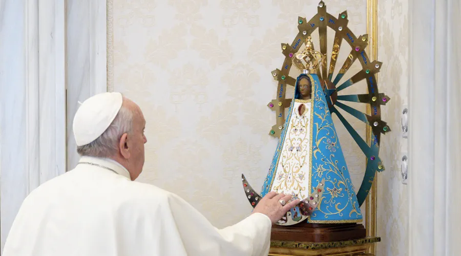Imagen referencial. Papa Francisco reza ante la Virgen de Luján. Foto: Vatican Media