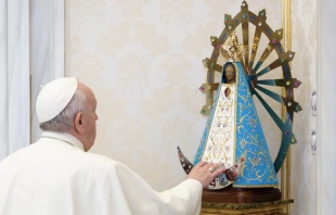 Papa Francisco ante la Virgen de Luju00e1n. (Imagen referencial). Cru00e9dito: Vatican Media 