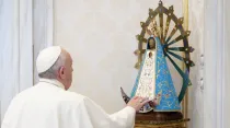 Papa Francisco ante la Virgen de Luján. (Imagen referencial). Crédito: Vatican Media