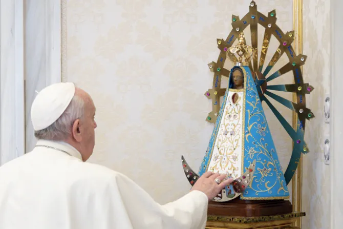 Papa Francisco pide dirigir la mirada a la Virgen para que nos conduzca a la salvación