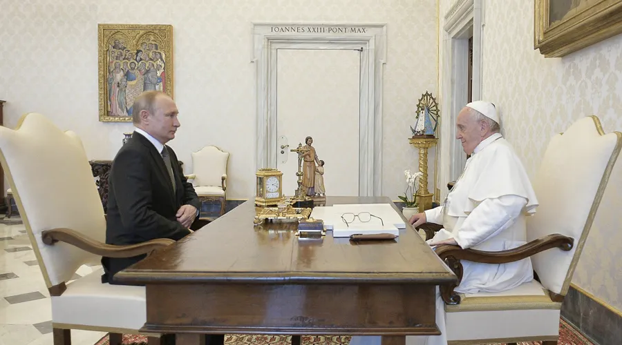 Papa Francisco recibe por tercera ocasión en el Vaticano a Vladimir Putin