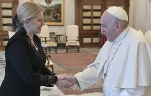 El Papa Francisco con Zuzana Caputova el Vaticano. Crédito: Vatican Media 