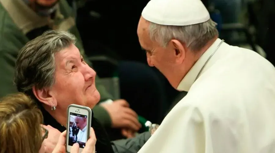 Imagen referencial. Papa Francisco con una anciana. Foto: Daniel Ibáñez / ACI Prensa