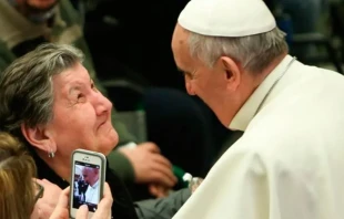 Imagen referencial. Papa Francisco con una anciana. Foto: Daniel Ibu00e1u00f1ez / ACI Prensa 