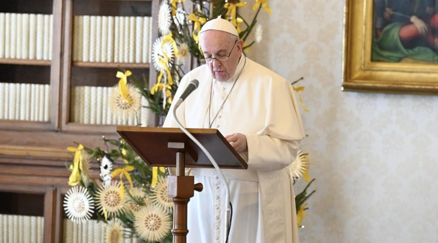 El Papa Francisco en el Ángelus desde la biblioteca. Foto: Vatican Media?w=200&h=150