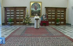 El Papa Francisco en el rezo del u00c1ngelus desde la biblioteca. Foto: Captura 