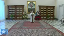 El Papa Francisco en el rezo del Ángelus desde la biblioteca. Foto: Captura