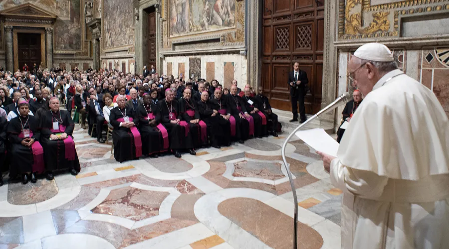 El Papa Francisco recibe a participantes del primer congreso sobre pastoral de ancianos. Foto: Vatican Media