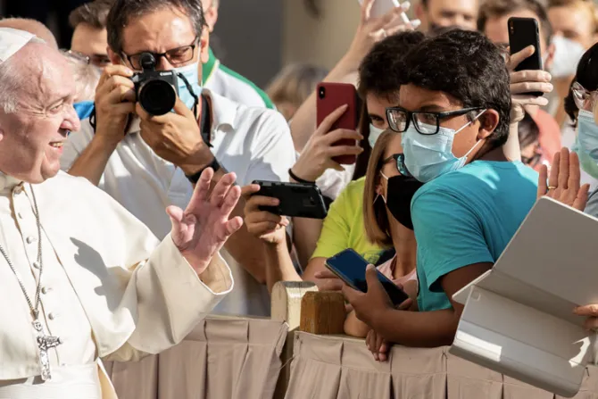 Papa Francisco pide garantizar seguridad en la educación de jóvenes