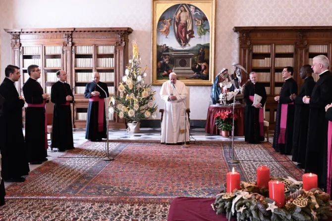 Papa Francisco invita a abandonar el consumismo en Navidad