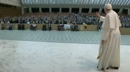 Papa Francisco evita saludar de cerca a los fieles por aumento del COVID-19 en Italia