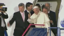 El Papa al pie del avión en el que vuelve a Roma. Captura Youtube