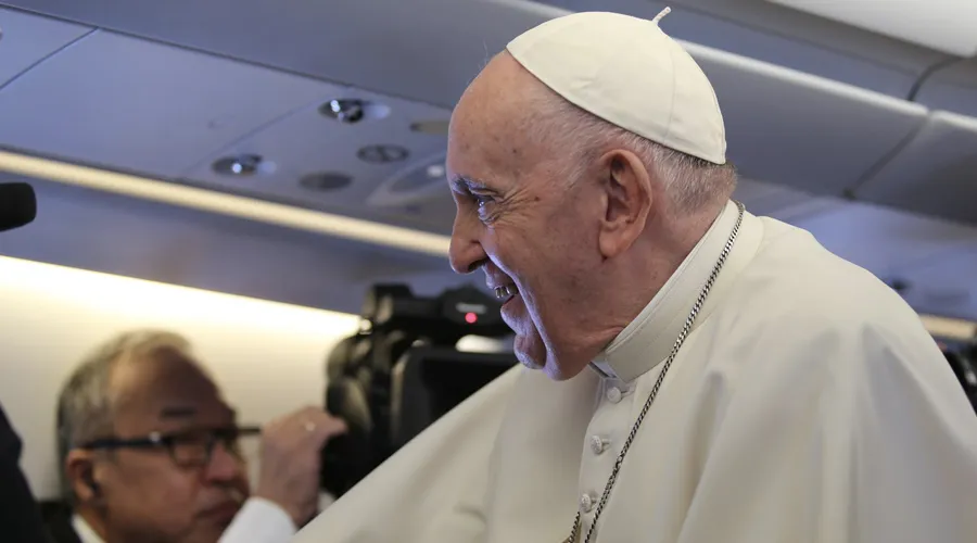 Papa Francisco en el avión hacia Kazajistán. Crédito: Rudolf Gehrig / ACI Prensa?w=200&h=150