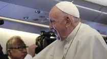 Papa Francisco en el avión hacia Kazajistán. Crédito: Rudolf Gehrig / ACI Prensa
