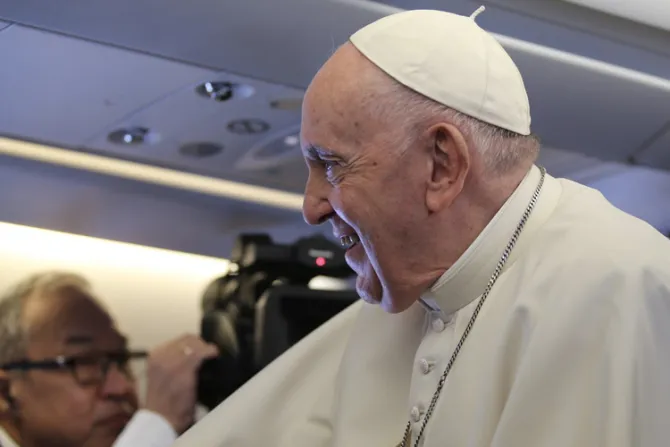 El Papa Francisco bendice escultura de una paloma de la paz enviada desde México