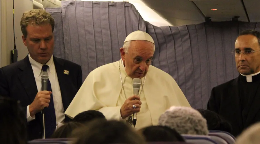 El Papa Francisco en la rueda de prensa en el avión papal. Foto: Álvaro de Juana (ACI Prensa)