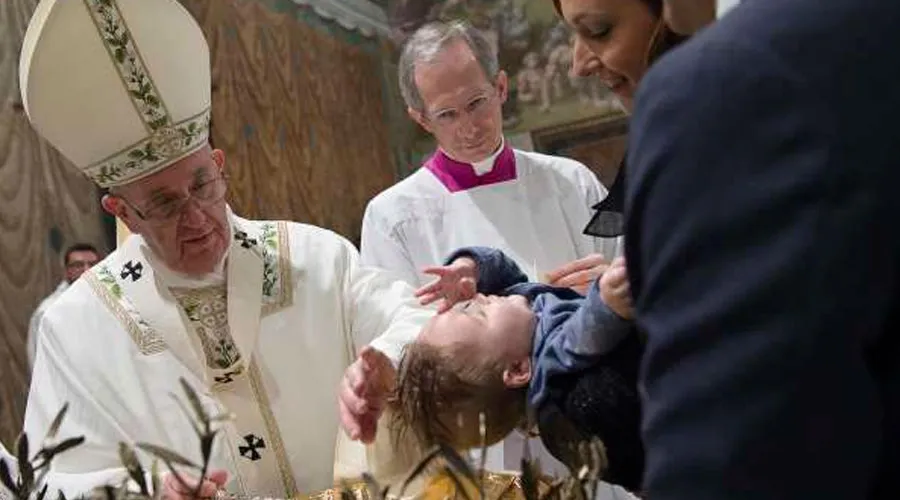 El Papa Francisco bautiza a uno de los 28 niños a quienes administró el sacramento este domingo en la Capilla Sixtina. Foto: L'Osservatore Romano?w=200&h=150