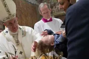 Papa Francisco bautiza 28 niños en la Capilla Sixtina y confía esta misión a sus padres