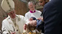 El Papa Francisco bautiza a uno de los 28 niños a quienes administró el sacramento este domingo en la Capilla Sixtina. Foto: L'Osservatore Romano
