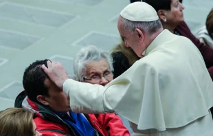 El Papa bendice a un fiel. Foto referencial: Lucu00eda Ballester (ACI Prensa) 