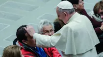 El Papa bendice a un fiel. Foto referencial: Lucía Ballester (ACI Prensa)