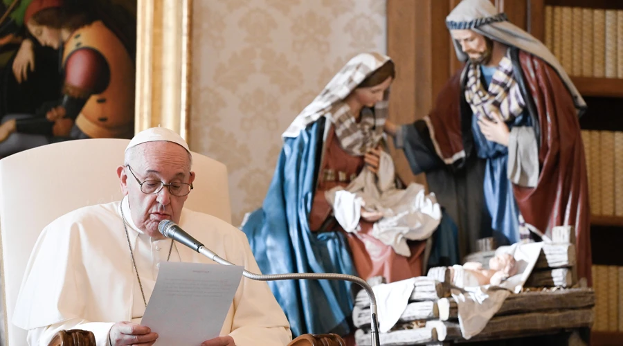 El Papa Francisco en la biblioteca del palacio apostólico del Vaticano. Foto: Vatican Media?w=200&h=150