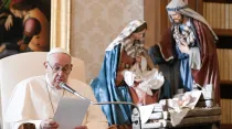 El Papa Francisco en la biblioteca del palacio apostólico del Vaticano. Foto: Vatican Media