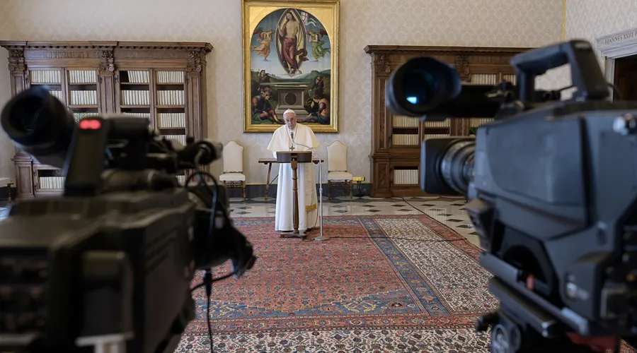 Imagen referencial. Papa Francisco ante cámaras de TV. Foto: Vatican Media