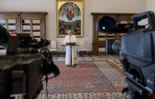Imagen referencial. Papa Francisco ante cu00e1maras de TV. Foto: Vatican Media 