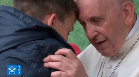 Mi papá ha muerto, ¿está en el cielo?, le pregunta un niño llorando al Papa Francisco
