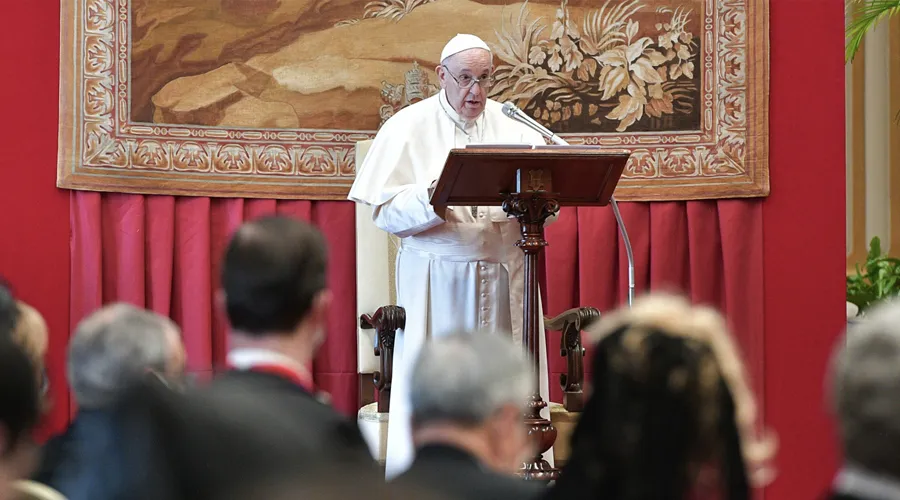 El Papa condena el terrorismo y pide proteger los lugares de culto