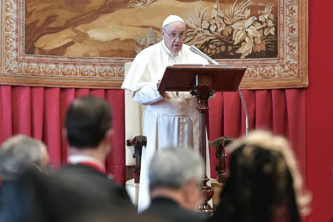 El Papa condena el terrorismo y pide proteger los lugares de culto