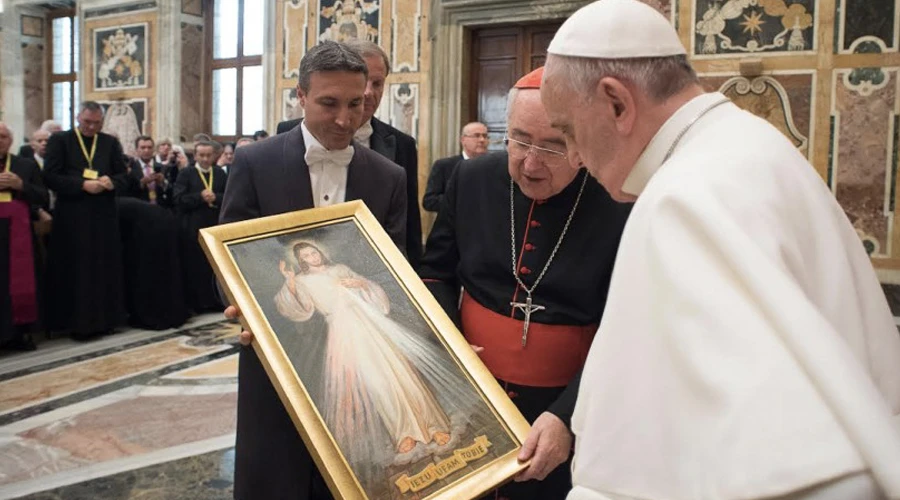 Pope Francis encourages people to spread the message of divine mercy