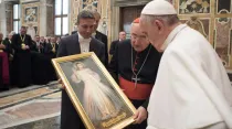 Imagen referencial. Papa Francisco con grupo de Polonia en 2015. Foto: Vatican Media