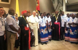 El Papa Francisco recibe a delegaciu00f3n de la diu00f3cesis de Xai - Xai en la Nunciatura de Mozambique. Foto: Vatican Media 