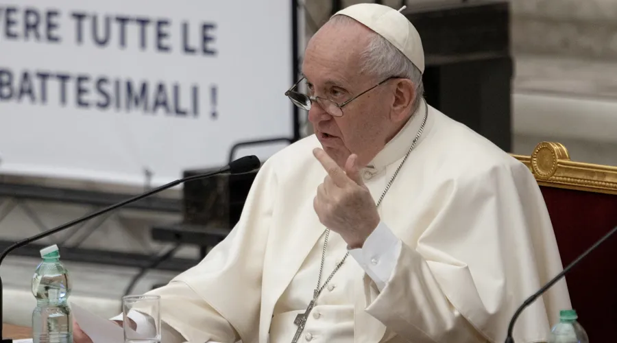 Papa Francisco en Simposio sobre el sacerdocio. Foto: Daniel Ibáñez / ACI Prensa