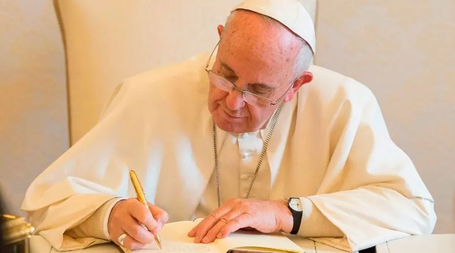 Imagen referencial. Papa Francisco escribiendo. Foto: Vatican Media