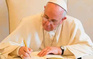 Papa Francisco escribiendo. (Imagen referencial). Crédito: Vatican Media 