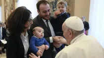 El Papa Francisco bendice a una familia joven. (Foto de archivo). Crédito: Vatican Media.