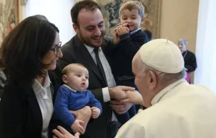 El Papa Francisco bendice a una familia joven. (Foto de archivo). Crédito: Vatican Media. 